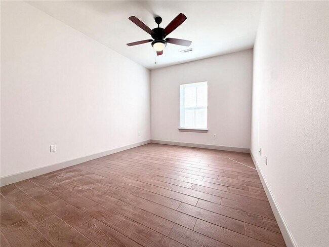 Building Photo - 1049 Parker Ln