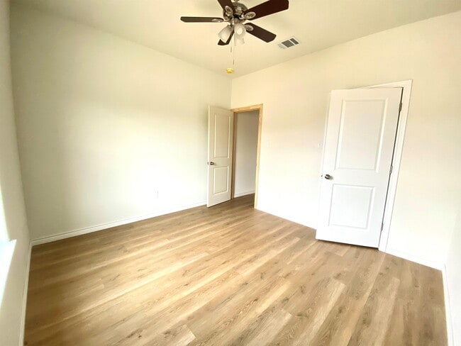 Building Photo - 1531 W Kilpatrick Ave