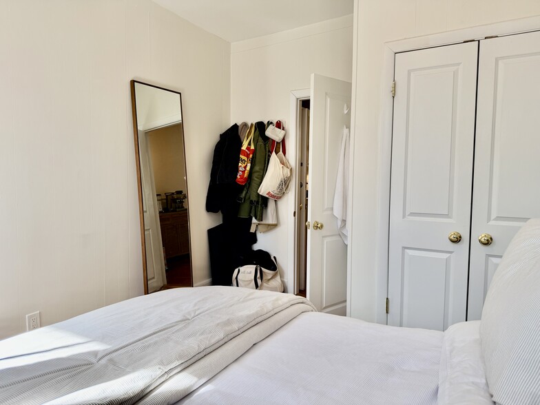 Building Photo - 17 Irving St