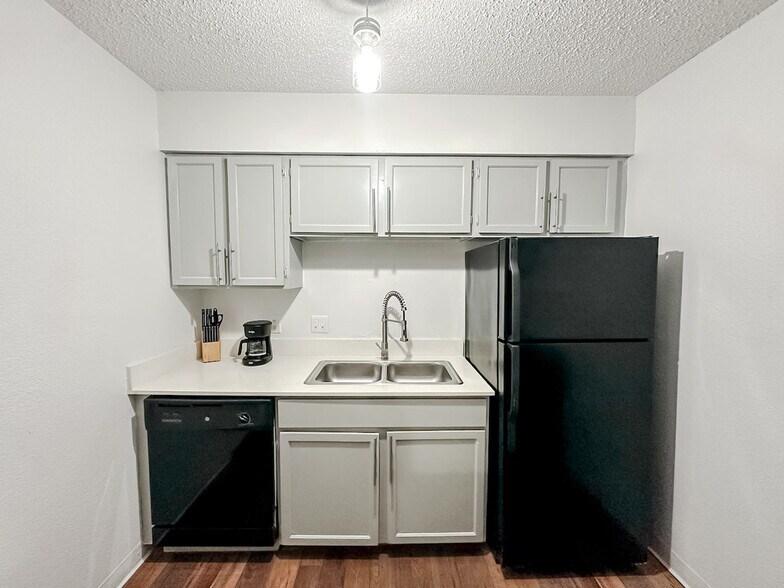 Building Photo - 1071 Clayton Ln