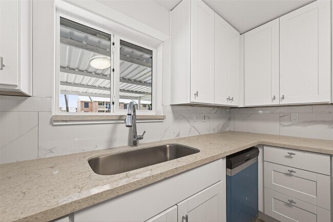 Building Photo - 815 Brooks Ave