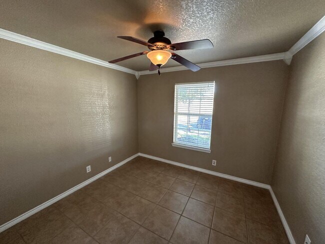 Building Photo - AVAILABLE NOW!