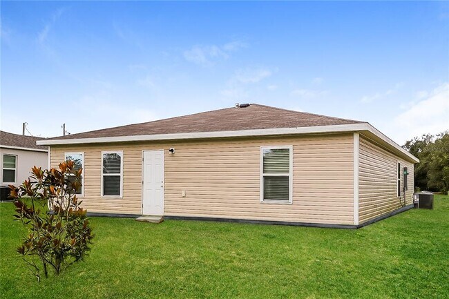 Building Photo - 231 Begonia Ln