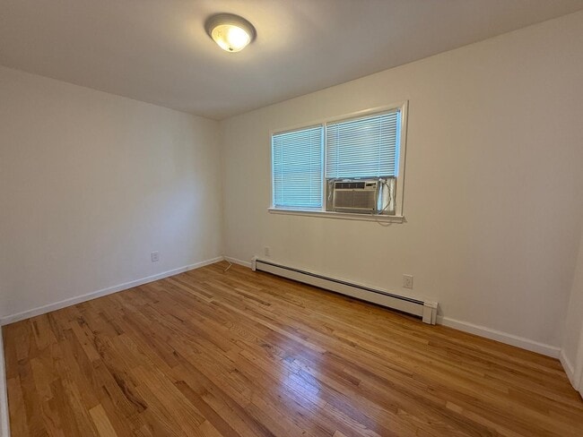 Building Photo - 10 E 10th St