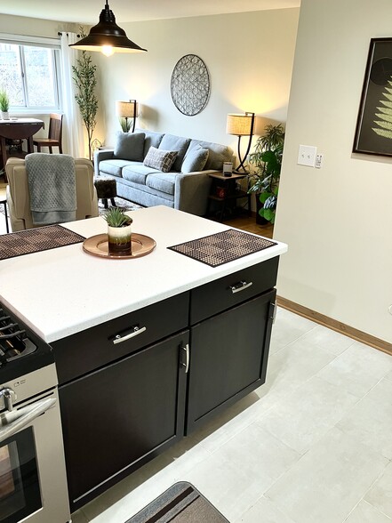 Building Photo - 515 W Wrightwood Ave