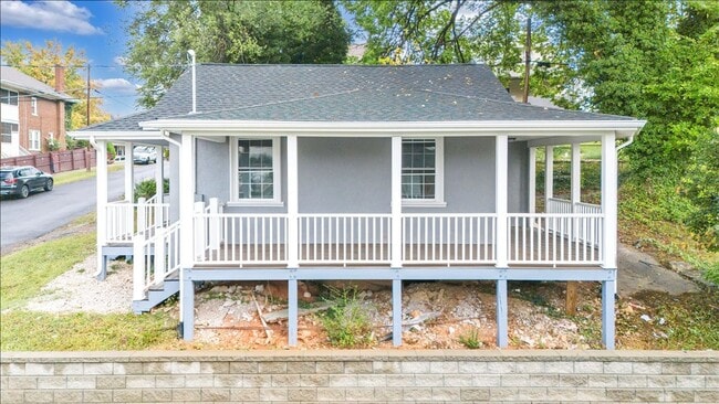 Building Photo - Updated 2 bedroom 1 bath with all new appl...