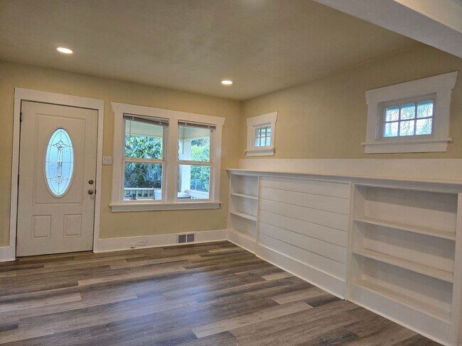 Building Photo - 2 Bedroom Duplex with Basement & 2-Car Garage