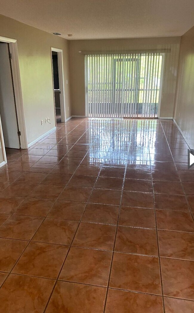 Building Photo - Wonderful remodeled Waterfront Condo == Great I-4 location with Community Pool