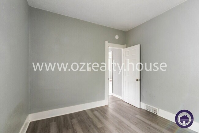 Building Photo - 207 Pulaski St