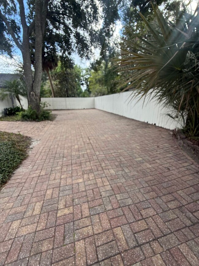 Building Photo - 621 Landings Pl