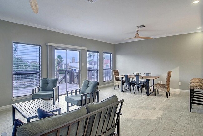 Building Photo - 15302 Bonasse Ct