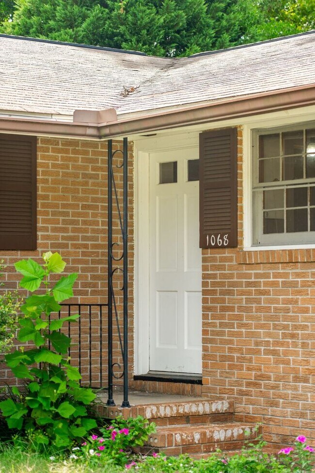 Building Photo - Spacious Single Family Home with Fenced Yard