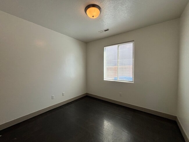 Building Photo - SPACIOUS HOME FOR RENT!