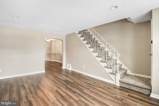 Building Photo - 807 Surrey Ln