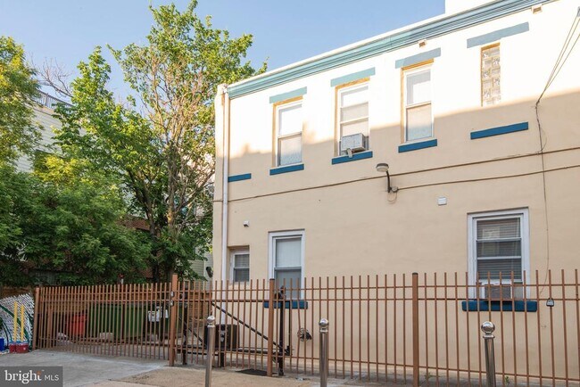 Building Photo - 515 W Girard Ave