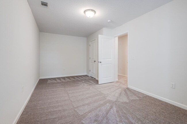Building Photo - Spacious 3BR Townhome with Main-Level Primary Suite