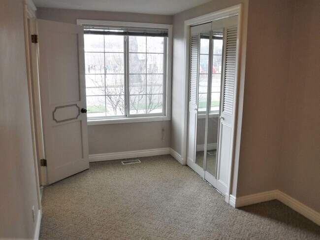 Building Photo - Adorable 1 bed 1 bath North End Apartment off 9th & Ada