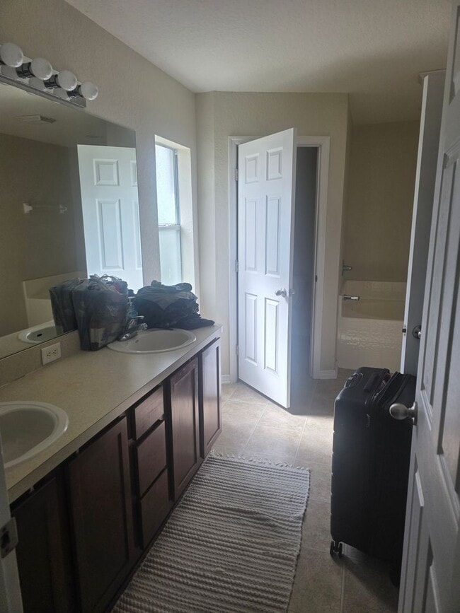 Building Photo - Large 4 bedroom 2 bath House