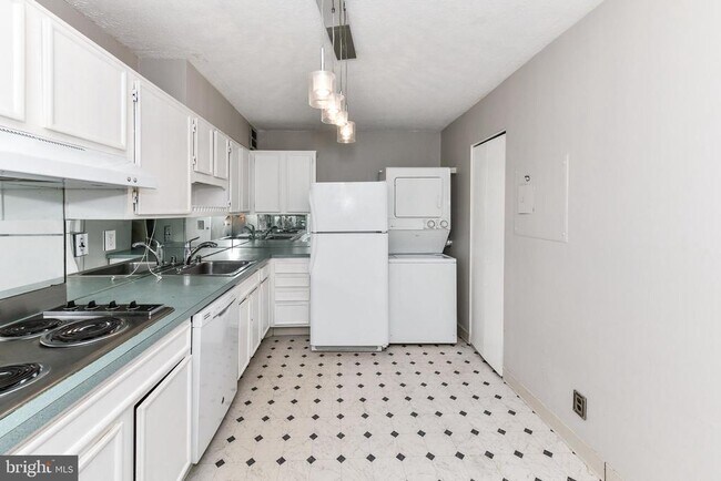 Building Photo - 205 Yoakum Pkwy