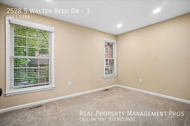 Building Photo - 2528 S Walter Reed Dr