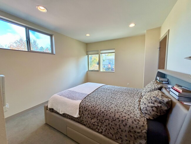 Building Photo - Capitol Hill/Cherry Hill Townhouse