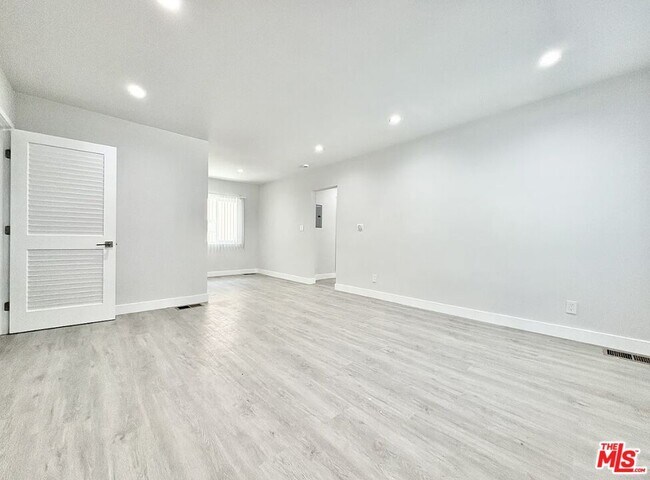 Primary Photo - 1118 S Holt Ave
