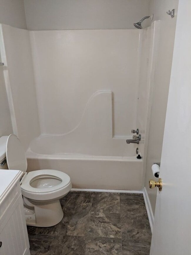 Building Photo - 2 bedroom 1 bathroom duplex in Columbia wi...
