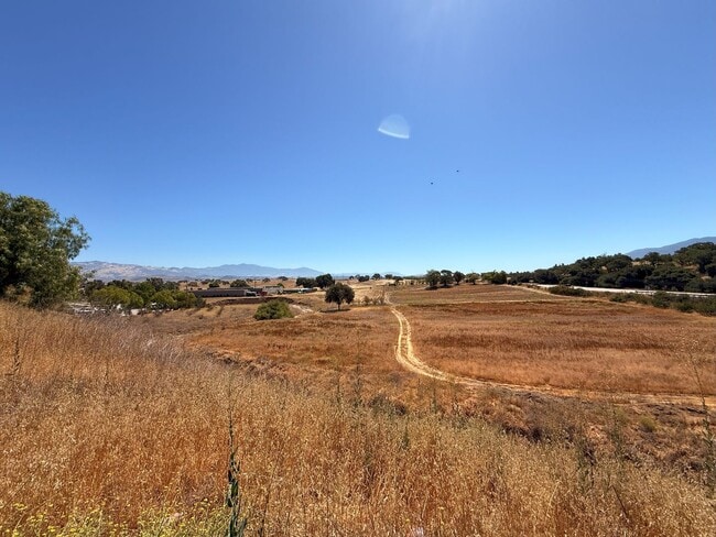 Building Photo - F10600E