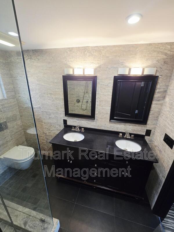 Building Photo - 12426 Moorpark St