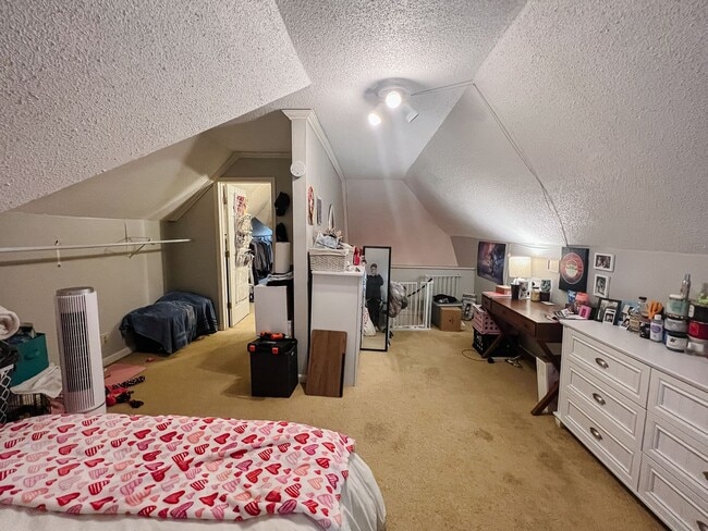 Building Photo - PRELEASING for AUGUST! Close to Campus