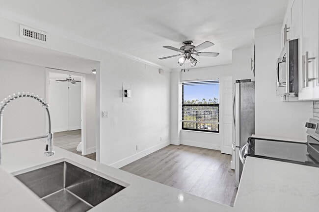 Building Photo - 1631 Riverview Rd