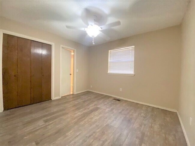 Building Photo - 208 Wellington Ln