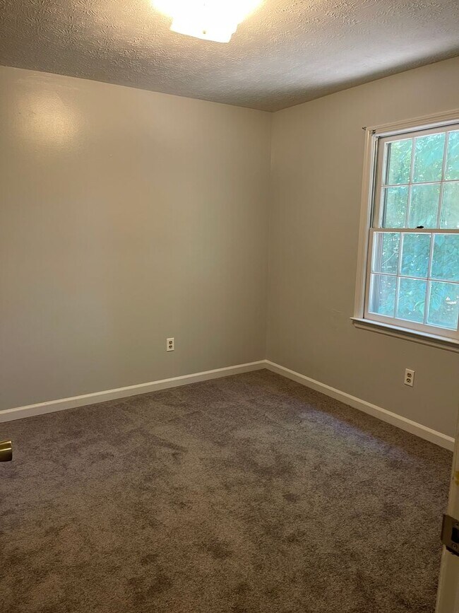 Building Photo - Westwood Hills! 3 BR 2 1/2 Bath home off M...