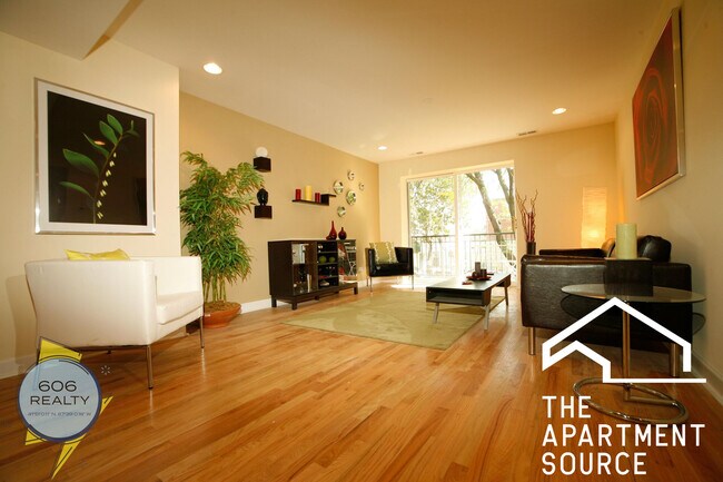Primary Photo - 6954 N Greenview Ave