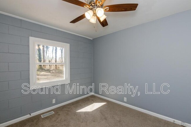 Building Photo - 717 Woodland Rd