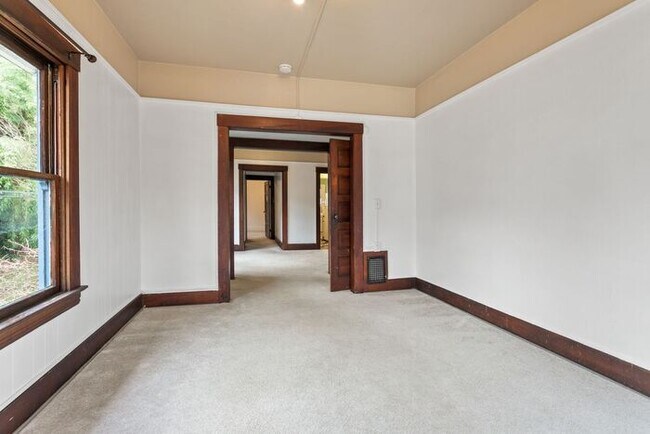 Building Photo - 1 Bedroom close to SW! Pets Ok! Walking distance to Providence Park!