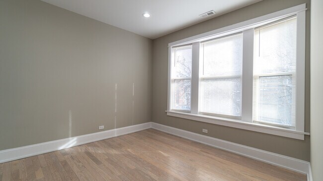 Building Photo - 1706 W Balmoral Ave