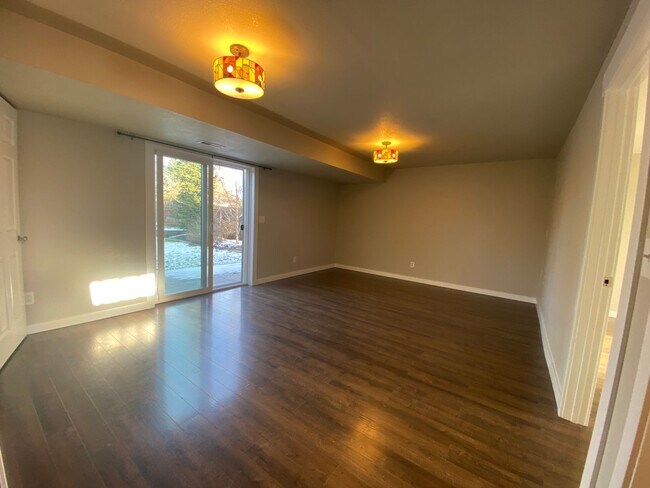Building Photo - Beautiful 4-bedroom 2.5 bath home located ...