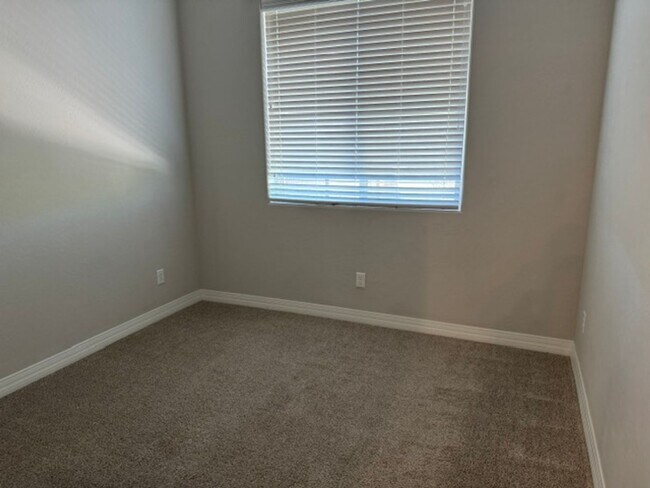 Building Photo - 5632 N Teaberry Ln
