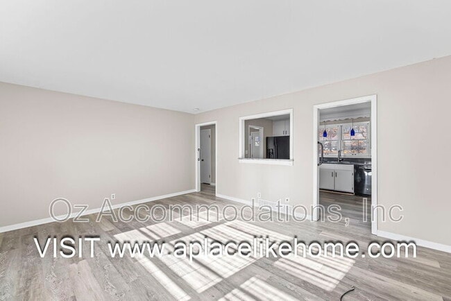 Building Photo - 515 E Sheridan St