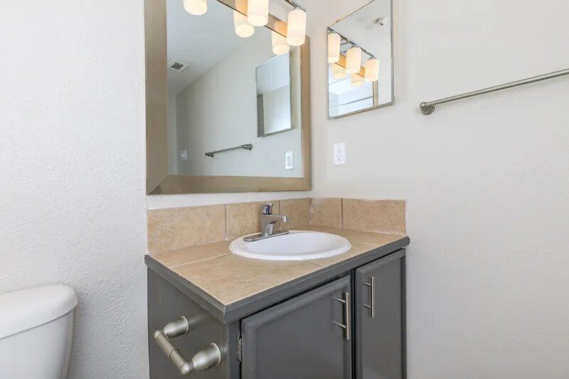 Building Photo - 4645 Ocean Dr