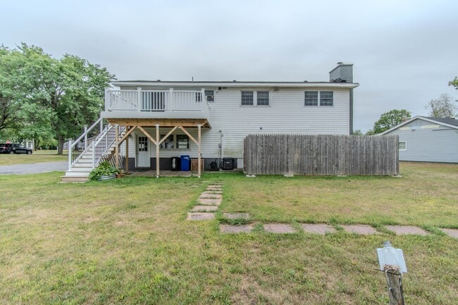 Building Photo - 102 Pine Dr
