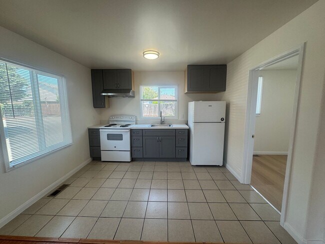 Building Photo - Newly Renovated 2 Bedroom, on San Pablo Av...