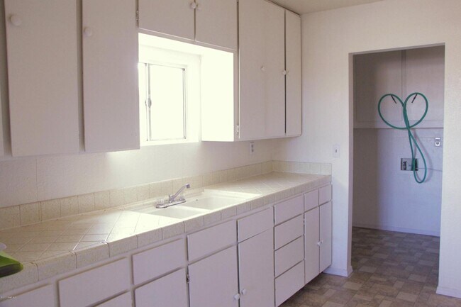 Building Photo - 817 W Gilmore St