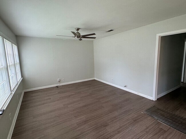 Building Photo - Updated Central Waco Home