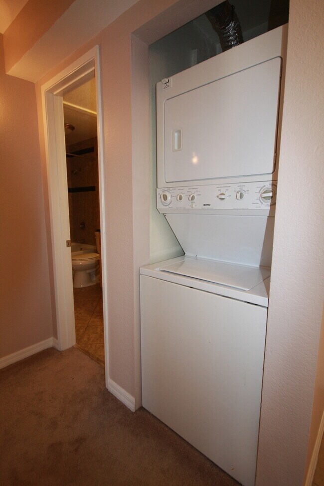 Building Photo - 2 Bedroom Upgraded Condo Close to UCSD