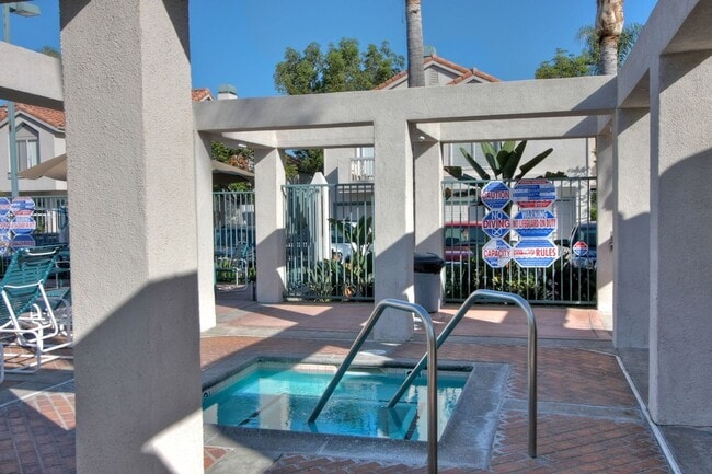 Building Photo - Beautiful End Unit Condo with Overlook of ...