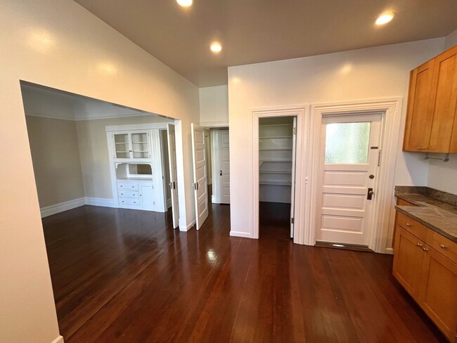 Building Photo - PM0309