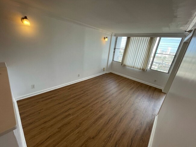 Building Photo - Pool on site! 2 bed 1 bath 1 parking locat...