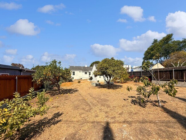 Building Photo - Charming 3BR Home with Expansive Backyard ...